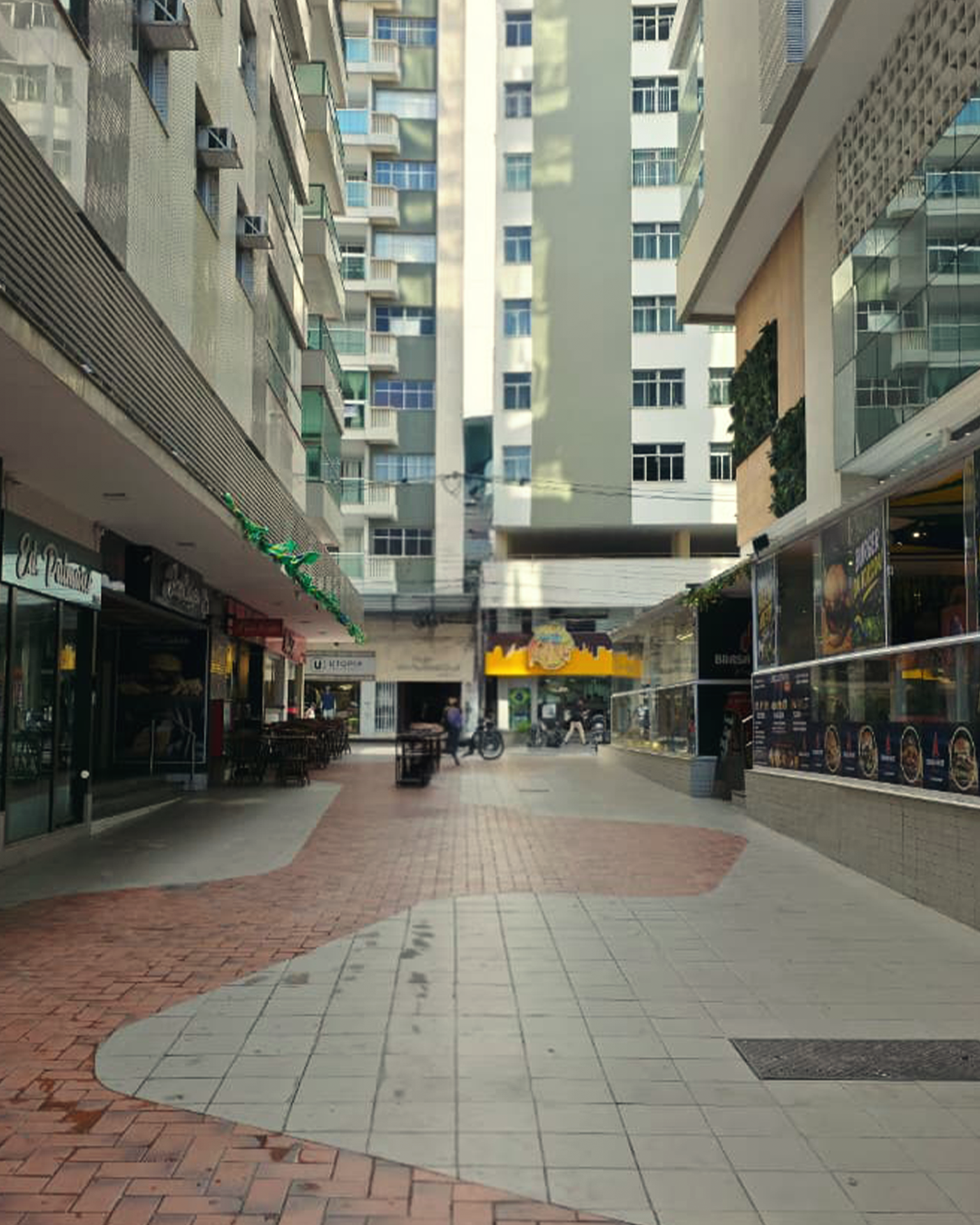 Calçada de comércio e restaurantes no Centro de Guarapari