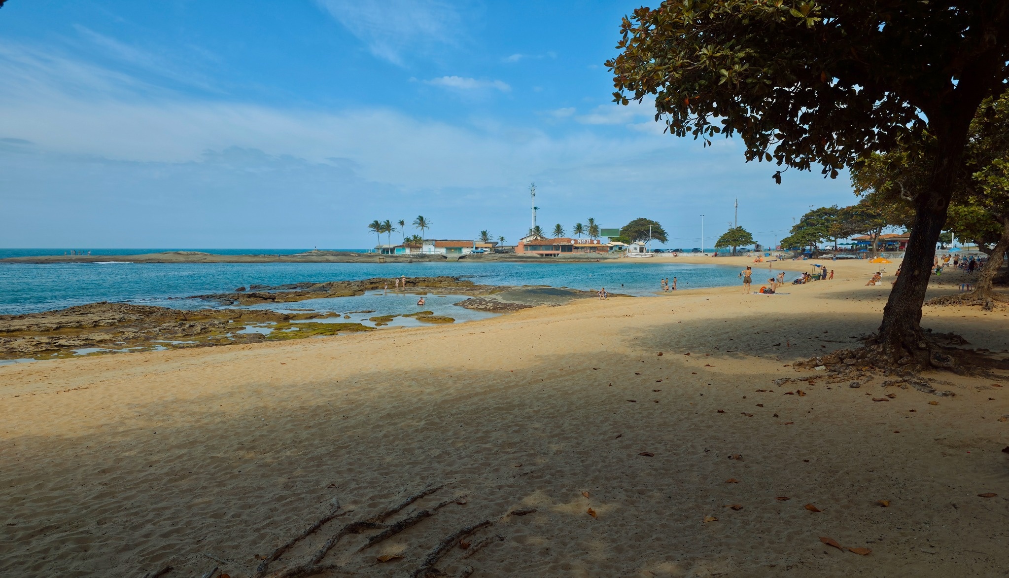 Calçada de comércio e restaurantes no Centro de Guarapari