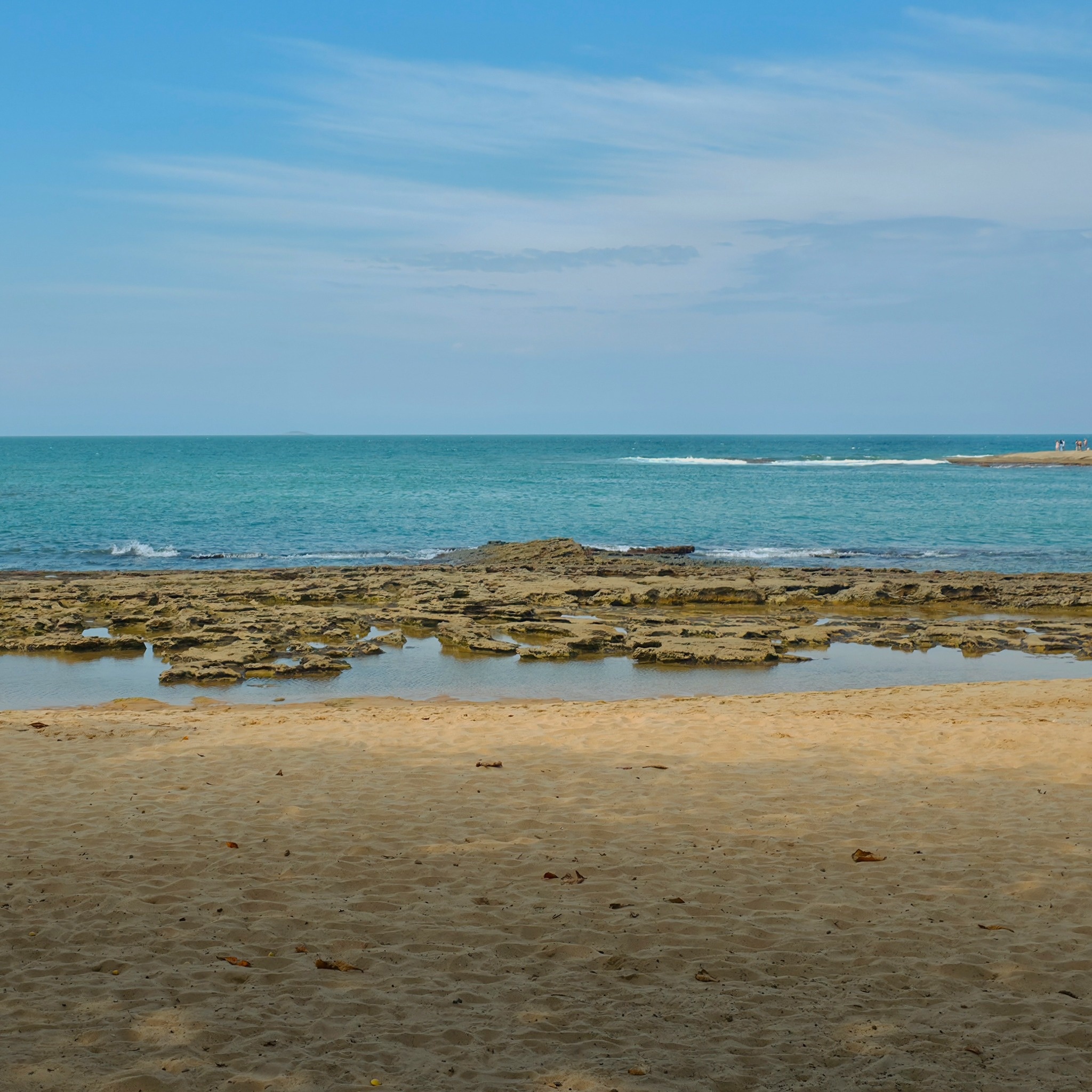 Ondas quebrando nas pedras da Praia das Castanheiras